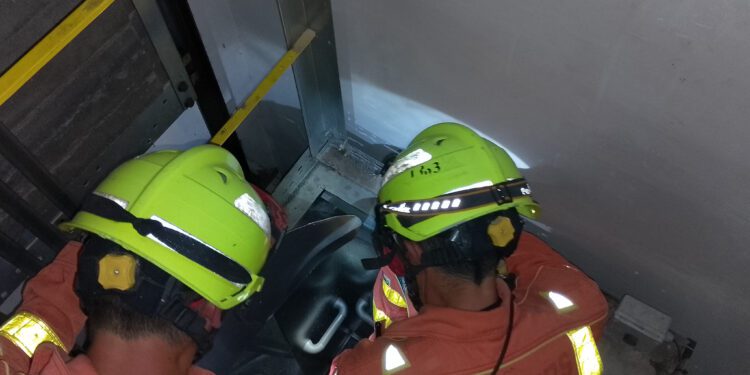 Intensa jornada de los Bomberos ayer: rescate en ascensores, llevar combustible a generadores,…