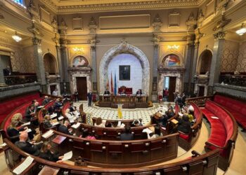 La polémica de los apartamentos turísticos vuelve al Pleno de Valencia con dos realidades muy distintas según quién la cuente