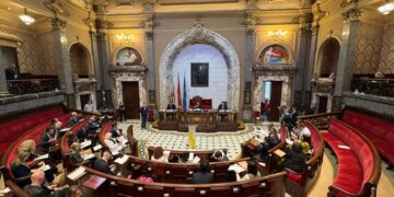 La polémica de los apartamentos turísticos vuelve al Pleno de Valencia con dos realidades muy distintas según quién la cuente