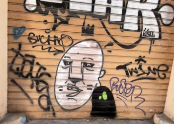 El grafiti clandestino toma Valencia: sombras con ojos verdes, perros misteriosos y arte en disputa