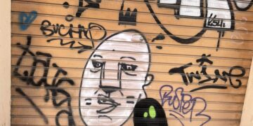 El grafiti clandestino toma Valencia: sombras con ojos verdes, perros misteriosos y arte en disputa