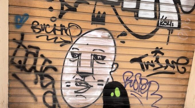 El grafiti clandestino toma Valencia: sombras con ojos verdes, perros misteriosos y arte en disputa