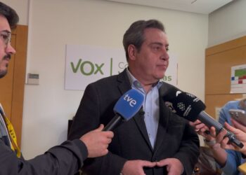 Entre la retórica, la riada y la riada de retórica: VOX se atrinchera en Valencia con Abascal al frente