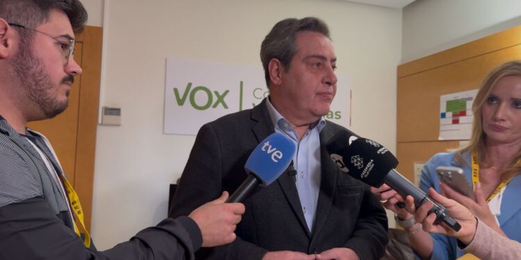 Entre la retórica, la riada y la riada de retórica: VOX se atrinchera en Valencia con Abascal al frente 1 Entre la retórica, la riada y la riada de retórica: VOX se atrinchera en Valencia con Abascal al frente