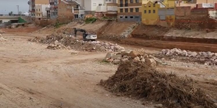 La CHJ continúa la limpieza del barranco del Poyo a un ritmo muy lento