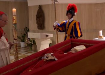 Primeras imágenes del Papa en su féretro, el 26 de Abril será el funeral