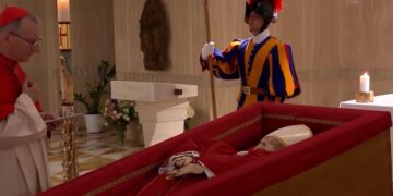 Primeras imágenes del Papa en su féretro, el 26 de Abril será el funeral