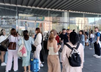 Apagón Ibérico: Alta tensión entre los usuarios en la estación de Joaquin Sorolla