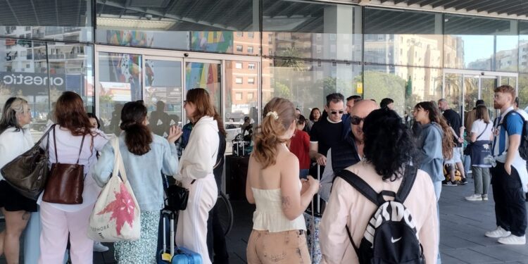 Apagón Ibérico: Alta tensión entre los usuarios en la estación de Joaquin Sorolla