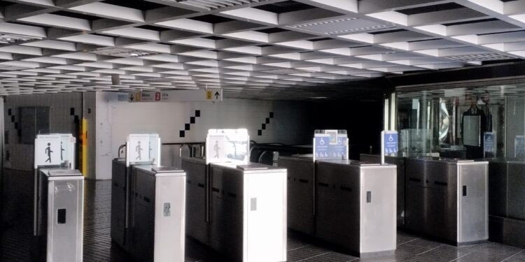 Miles de usuafrios afectados en MetroValencia porque sus canceladoras no reconocían los títulos de viaje 1 Miles de usuarios afectados en MetroValencia porque sus canceladoras no reconocían los títulos de viaje