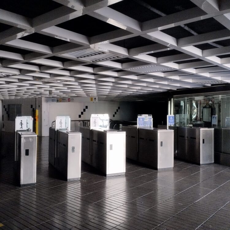 Estaciones de MetroValencia totalmente abiertas, sin vigilancia ni empleados tras el apagón ibérico