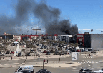 Incendio en el polígono de Alfafar: tres vehículos calcinados en el aparcamiento de un comercio