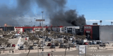 Incendio en el polígono de Alfafar: tres vehículos calcinados en el aparcamiento de un comercio