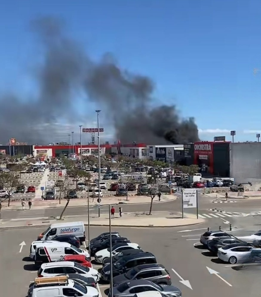 Incendio en el polígono de Alfafar: tres vehículos calcinados en el aparcamiento de un comercio 2 Incendio de vehiculos en un aparcamiento del poligono de Alfafar 1