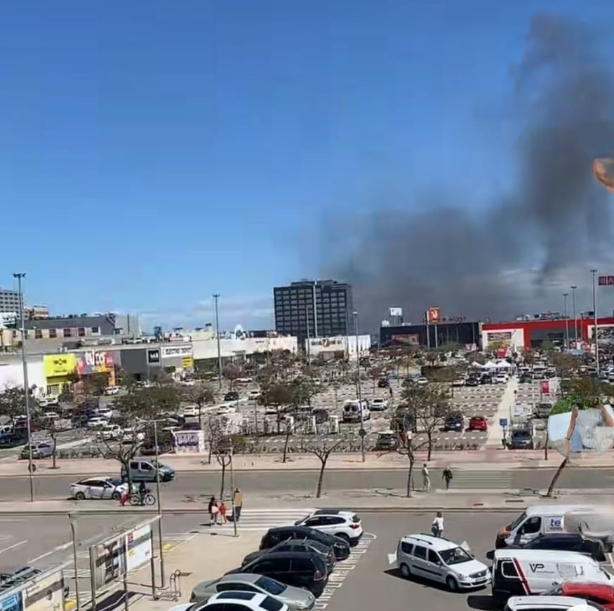 Incendio en el polígono de Alfafar: tres vehículos calcinados en el aparcamiento de un comercio 3 Incendio de vehiculos en un aparcamiento del poligono de Alfafar 2