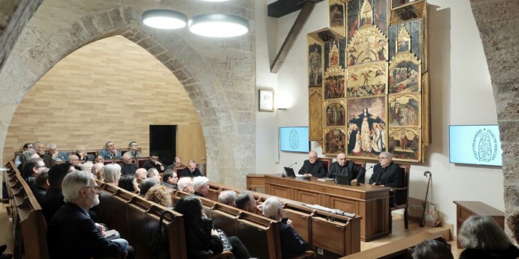 El canónigo emérito Jaime Sancho presenta "La Catedral de Valencia nueva guía histórico artística" 1 El canónigo emérito Jaime Sancho presenta "La Catedral de Valencia nueva guía histórico artística"