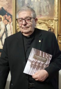 El canónigo emérito Jaime Sancho presenta "La Catedral de Valencia nueva guía histórico artística" 2 Libro J. Sancho press5