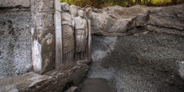 Un proyecto de investigación de la Universitat de Valéncia descubre un relieve funerario de una tumba monumental en la Necrópolis de Porta Sarno de Pompeya