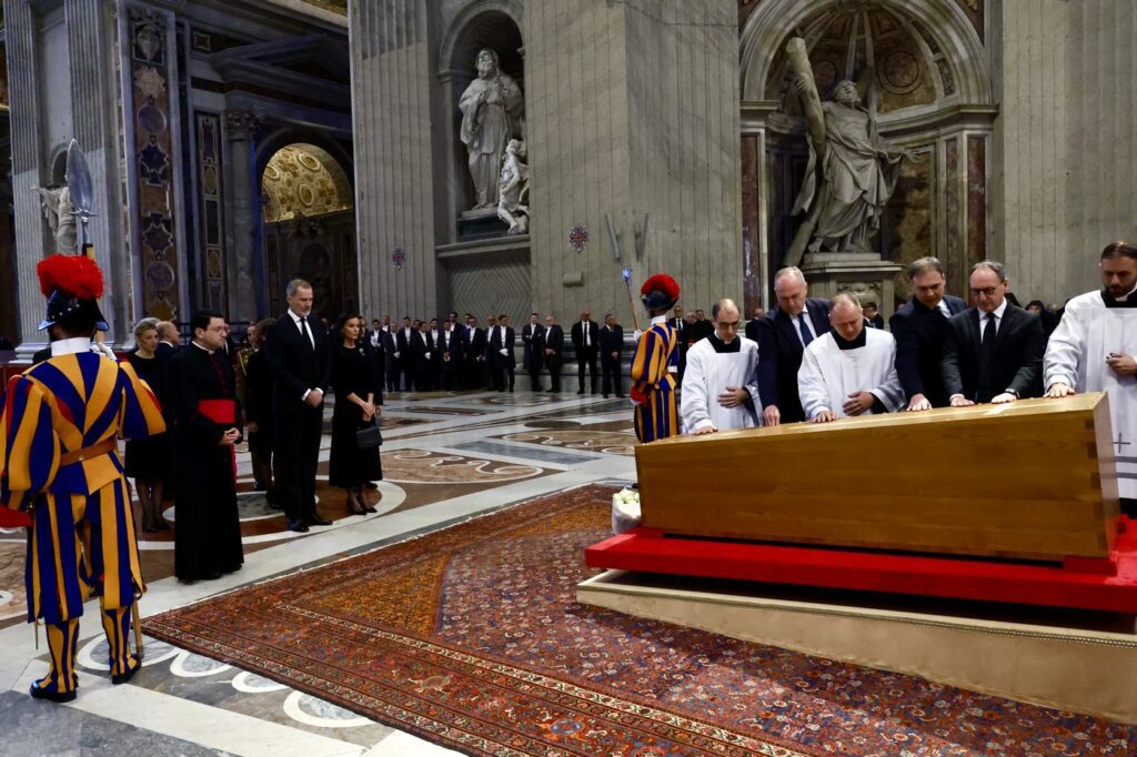Funeral del Papa Francisco: una delegación española sin Sánchez, pero con los Reyes y Trump en primera fila 4 SM funeral papa 20250426 02
