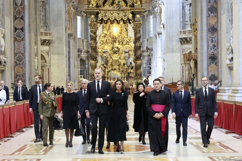 Funeral del Papa Francisco: una delegación española sin Sánchez, pero con los Reyes y Trump en primera fila 6 SM funeral papa 20250426 05
