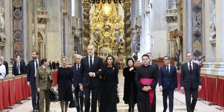 Pedro Sánchez y su misteriosa habilidad para esfumarse: funerales, premios literarios y misas en Valencia sin rastro del presidente 1 Funeral del Papa Francisco: una delegación española sin Sánchez, pero con los Reyes y Trump en primera fila
