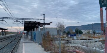 El PP de Tavernes de la Valldigna denuncia la paralización de las obras de la estación de tren de Cercanías