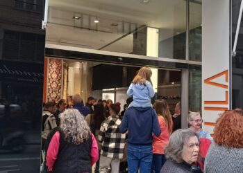 Locura en las tiendas de indumentaria valenciana por las "Rebajas Falleras"
