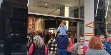 Locura en las tiendas de indumentaria valenciana por las "Rebajas Falleras"