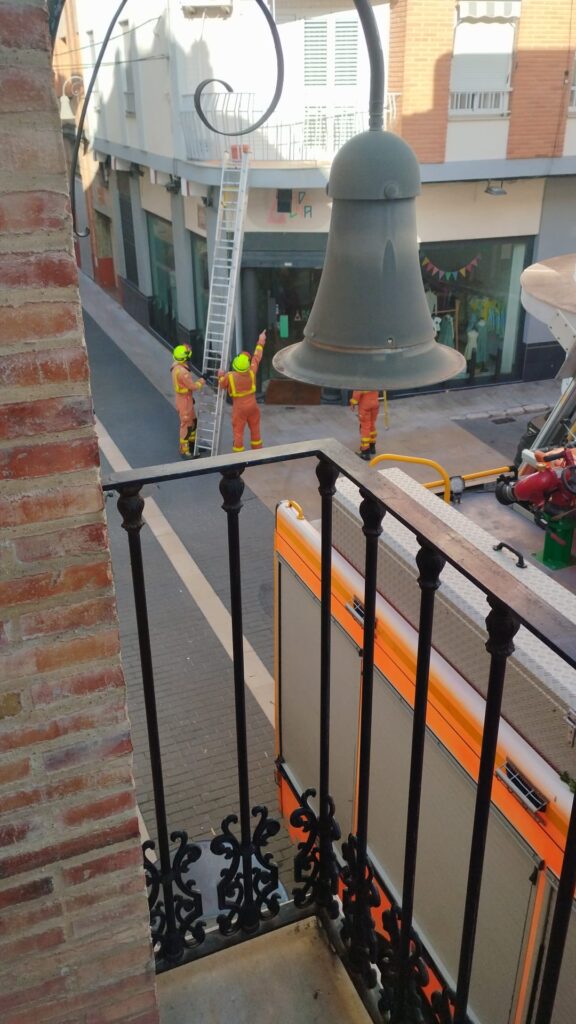 Los bomberos multiplican la retirada de panales de abejas en entornos urbanos 7 WhatsApp Image 2025 04 07 at 23.36.17