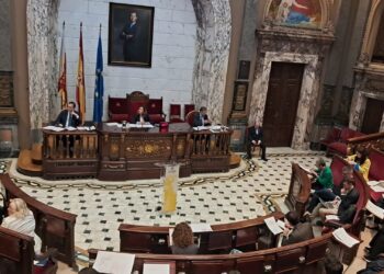 La oposición de PSPV y Compromís protesta por el retraso del pleno de hoy para esperar a los dos concejales "rebeldes"