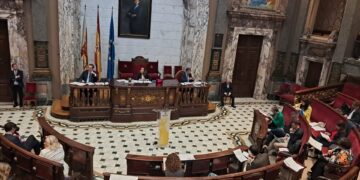 La oposición de PSPV y Compromís protesta por el retraso del pleno de hoy para esperar a los dos concejales "rebeldes"