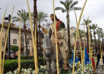 La bendición de las palmas y la solemne procesión del Domingo de Ramos abren la Semana Santa en Torrent
