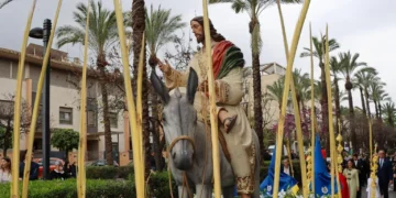 La bendición de las palmas y la solemne procesión del Domingo de Ramos abren la Semana Santa en Torrent