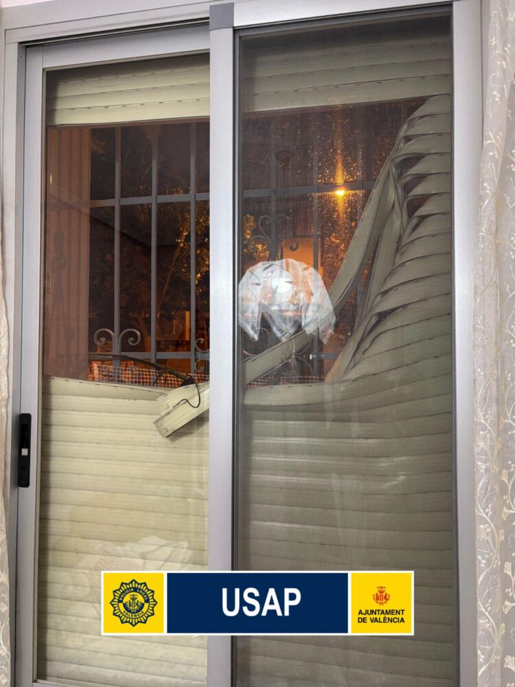 Hombre de 55 años detenido anoche tras quemar 8 contenedores en Benicalap