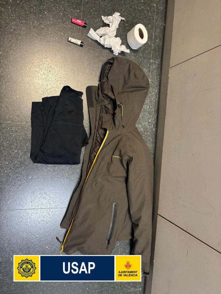 Hombre de 55 años detenido anoche tras quemar 8 contenedores en Benicalap