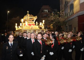 Torrent aguarda la Resurrección de Cristo tras la procesión del Santo Entierro