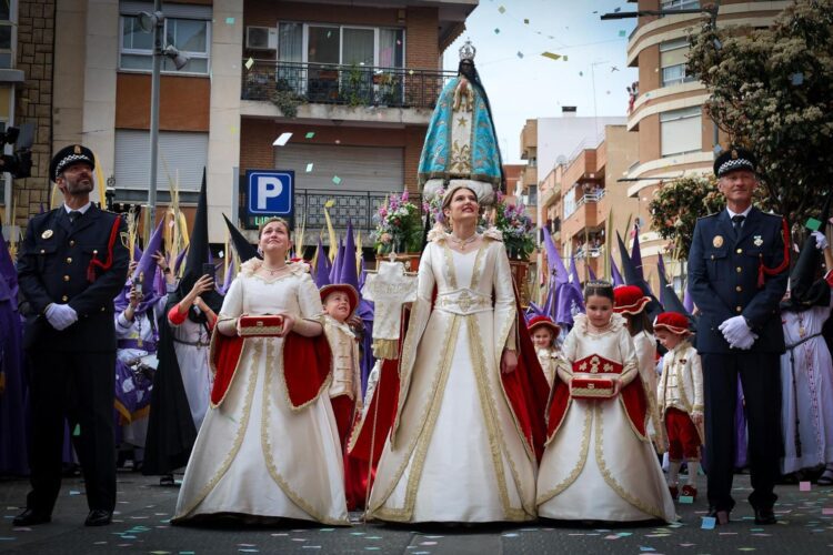 Torrent celebra su Encuentro Glorioso presidido por la Reina del Encuentro y da paso a la Pascua