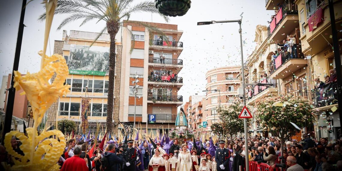 Torrent celebra su Encuentro Glorioso presidido por la Reina del Encuentro y da paso a la Pascua