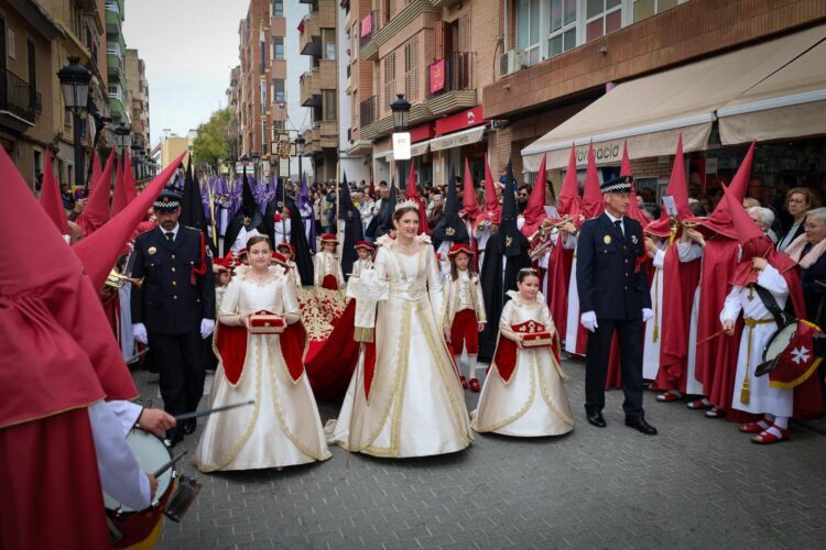 Torrent celebra su Encuentro Glorioso presidido por la Reina del Encuentro y da paso a la Pascua