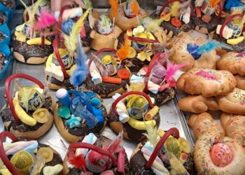 Dia de Pascua, tarde de empinar el cachirulo y comerse la mona y para picar-la «llonganisa de pasqua»