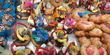 Dia de Pascua, tarde de empinar el cachirulo y comerse la mona y para picar-la «llonganisa de pasqua»