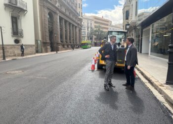 El Ayuntamiento de Valencia reasfalta la calle Pintor Sorolla