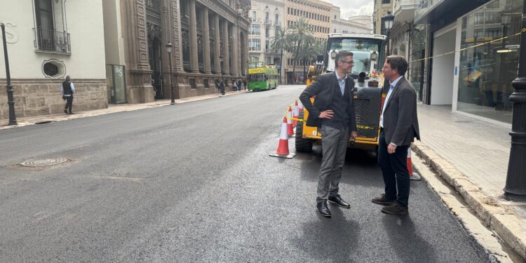 El Ayuntamiento de Valencia reasfalta la calle Pintor Sorolla
