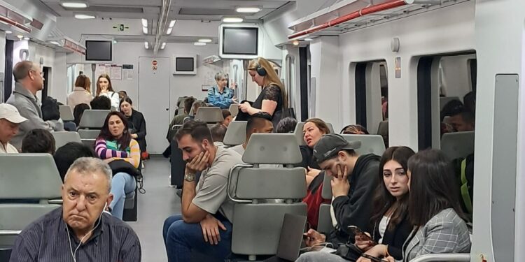Retrasos en las líneas C1 y C2 de Cercanías Valencia por una avería en la estación de Valencia Nort 1 Las Cercanías de Valencia y el desastre absoluto que atrapa a miles de valencianos cada día
