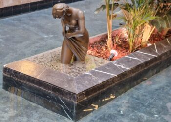 ‘La muchacha del lago’ de Antonio Ballester regresa al Mercat de Colón 2 ‘La muchacha del lago’ de Antonio Ballester regresa al Mercat de Colón