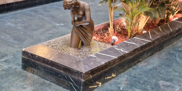 ‘La muchacha del lago’ de Antonio Ballester regresa al Mercat de Colón 1 ‘La muchacha del lago’ de Antonio Ballester regresa al Mercat de Colón