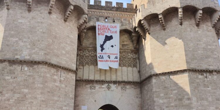 Lo Rat Penat denuncia l’exhibició d’una pancarta a favor dels “Països Catalans” en les Torres dels Serrans