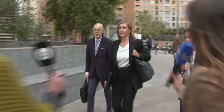 Tensión en la Ciutat de la Justícia: Salomé Pradas declara entre protestas y gritos de las víctimas de la DANA 1 Tensión en la Ciutat de la Justícia: Salomé Pradas declara entre protestas y gritos de las víctimas de la DANA