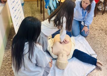 Alumnos del colegio Argos reciben formación RCP por parte del equipo de enfermería de Vithas Valencia 9 de Octubre
