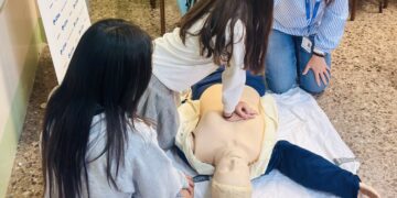 Alumnos del colegio Argos reciben formación RCP por parte del equipo de enfermería de Vithas Valencia 9 de Octubre